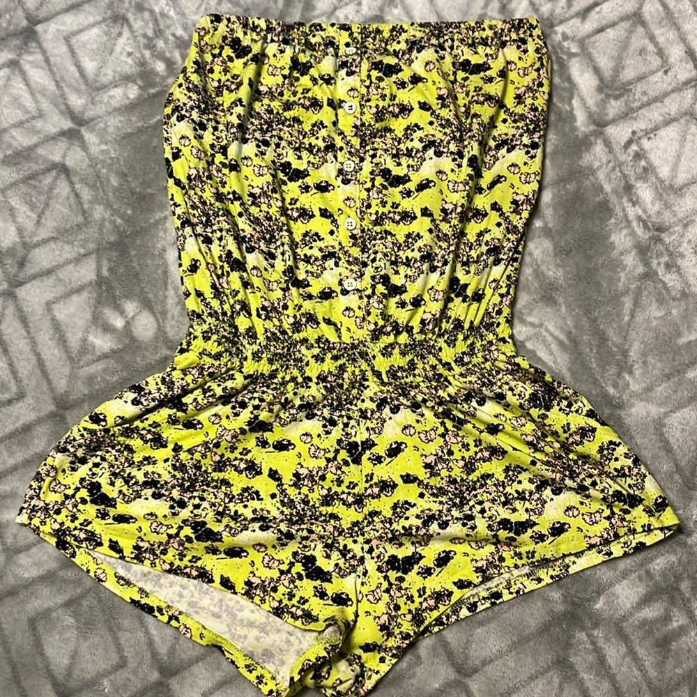 Bright neon yellow and black kinda flowers or abstract flowers